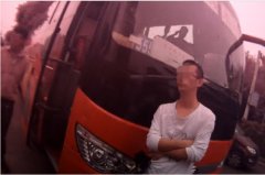 两名儿童只免票一人 男子不服怒怼大巴