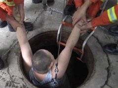 180斤胖男孩玩耍掉下水道 消防战士：男孩太重拉不动