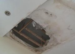 女子家客厅天花板现一个大窟窿 地面一片狼藉
