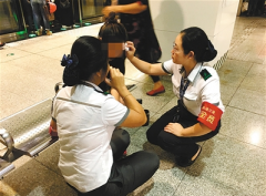 女子轨交站内突然晕倒  脸部肌肉一直抽搐