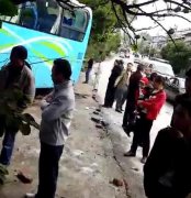 大客车失控撞向路边民房 院坝里的轿车“躺枪”