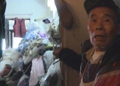 重庆男子嗜好怪 捡来垃圾塞满屋