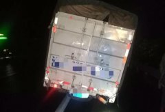 大货车高速路上轮胎突然脱落  竟因螺丝松动