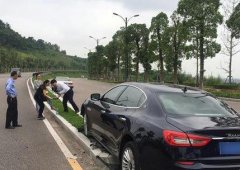 驾驶员开车分心   重庆一辆玛莎拉蒂被撞烂