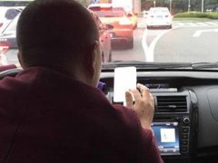 司机边开车边看小说  乘客提醒被怼：堵车不看干什么？