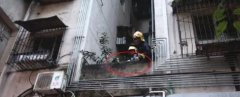 女子擦窗户发生意外 从7楼坠到2楼封闭平台