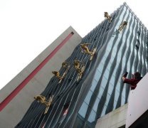 楼上有人滑雪跑酷 重庆这座建筑火了