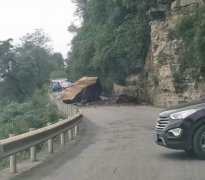 重庆一路段突发塌方 大量车辆滞留现场