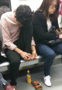 男子在车厢内抠脚 邻座乘客眼神不可描述
