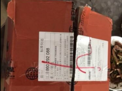 小伙网购零食被拆箱 食品被取走留下包装袋