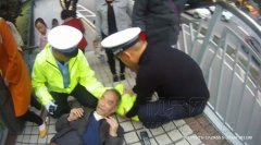 老人雨天摔倒  民警脱下雨衣为老人当枕头