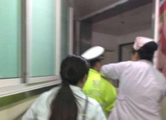 小孩发病遇晚高峰 交巡警一路鸣笛4分钟送医院