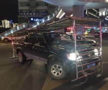 司机驾“盔甲战车”上路  被民警逮个正着