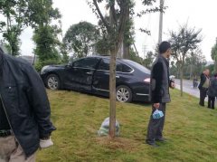 两车相撞失控冲进草坪 骑车小伙被撞翻倒地