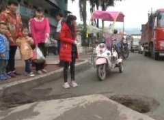 女子骑车上班  不慎掉入数米深窨井