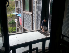 邻居在女子卧室外建晾衣室 不仅挡了光线还恐私隐不保