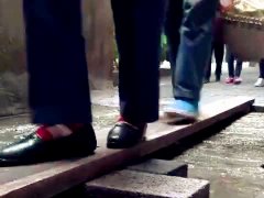 粪水四溢两个多月 居民被迫走独木桥