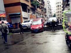 司机不熟悉路况  轿车“骑上”人行梯坎