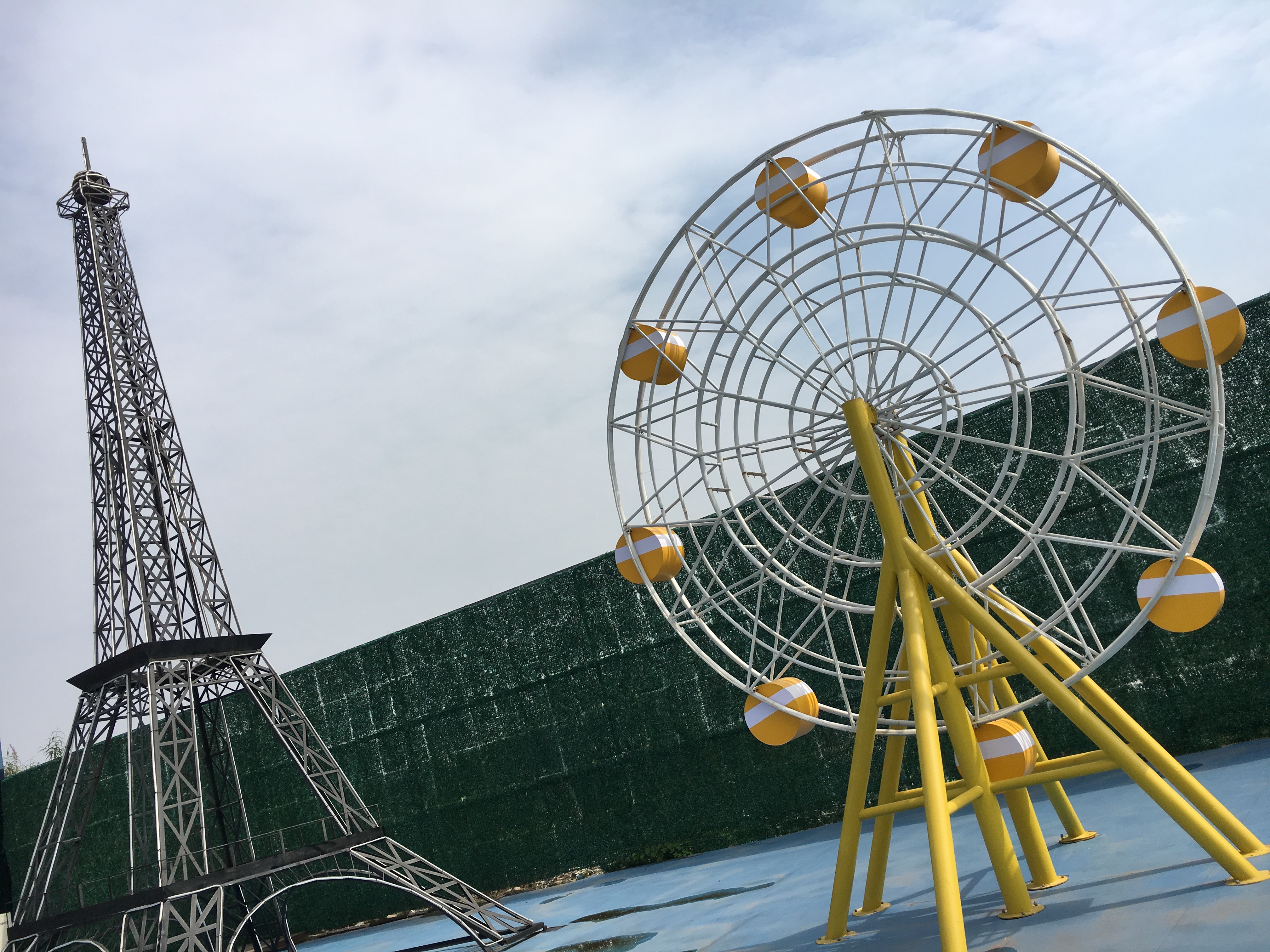 重庆现迷你埃菲尔铁塔 袖珍版摩天轮伫立在旁