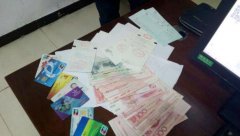 散步拾钱包  拾金不昧寻失主