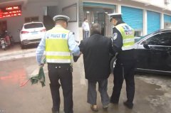 雨天遇七旬盲人 民警当起“专职司机”超暖心