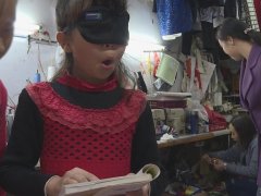 小女孩可蒙眼识字辨颜色     老师：并非“特异功能”