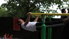 重庆花甲老人60多岁也能“人体旗杆”