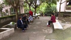 重庆六旬退休教师自费修建 “爱心凳”方便邻里