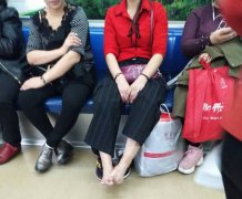 大妈车厢内脱鞋搓脚  乘客很无语