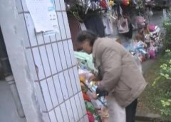 独居老人拾荒成瘾 垃圾堆满房间