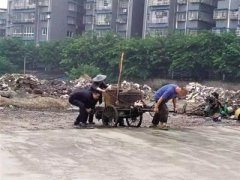 老人拉车遇坎受阻 民警“搭桥”推车被点赞