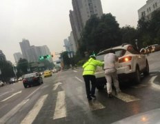 晚高峰车子没油“瘫”在主干道 民警推车恢复交通