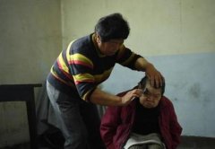 女子照顾生病姐姐36年 牺牲半世婚姻却无怨无悔