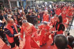 9对金婚老人举办浪漫婚庆 红裙飘飘华丽温馨