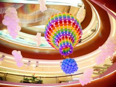 重庆一商场集纳千百彩色气球 打造炫彩缤纷梦境