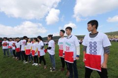 108张真人麻将牌 在大草原上玩得不亦乐乎