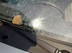 货车遭碎石“暗算” 整块车窗玻璃瞬间炸裂