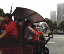 女司机把三轮车开出了商务轿车范 载大人小孩共7人路上飞奔