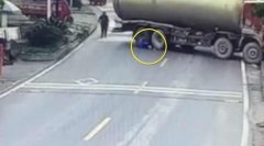 孩童过马路被罐车撞倒卷入车轮 却奇迹生还