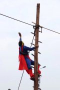 脸上化万圣妆身着超人造型 男子率团队上刀山