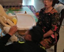 老人独自在家带小孩   小孩被卡婴儿车中