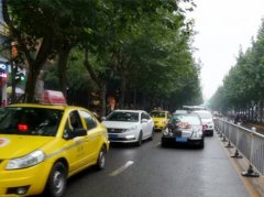 婚车坏了堵在公路上 新人赶结婚十分着急