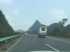 房子装上轮子高速路上疾驰   网友：最牛房车问世