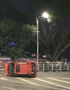 三轮车路口超车  被轿车怼翻在路面