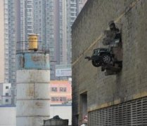 重庆一停车场车头破墙而出 现场震撼