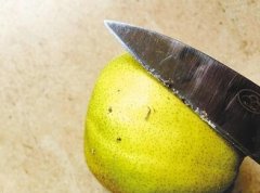 清水洗后仍有油腻感 “打蜡香梨”还能吃吗？