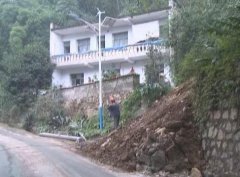家门口一夜间堆起几十吨渣土 这家人出行犯了难
