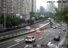 宝马车一路狂飙 闯红灯连撞三车