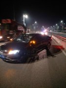为赶时间开快车  新车撞上隔离墩