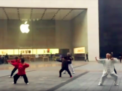 iPhone X 开售首日  重庆大爷大妈零售店前练太极